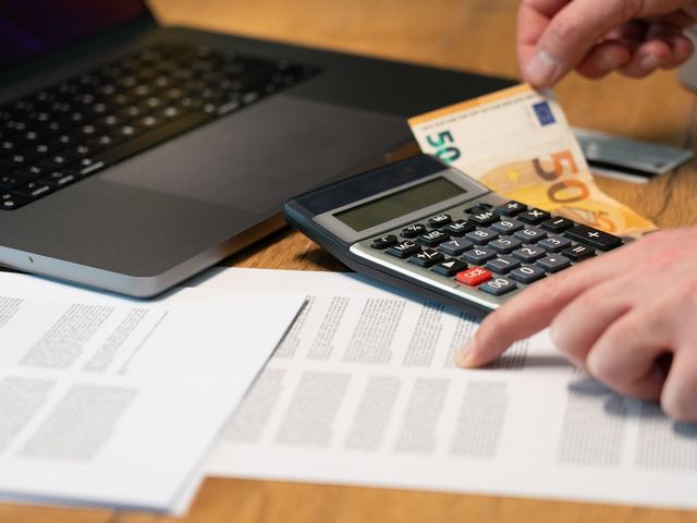Unterlagen und Taschenrechner auf dem Tisch